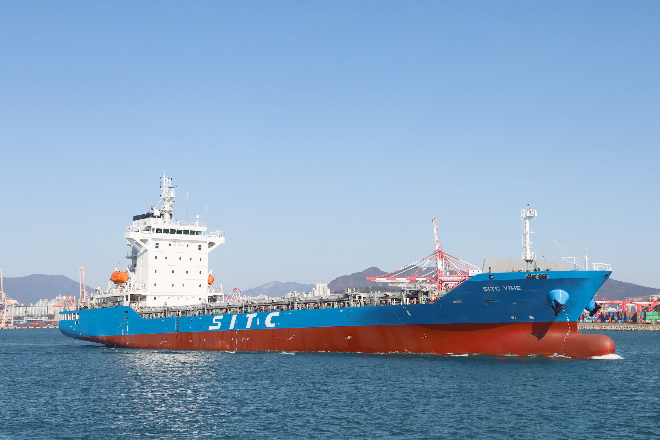海丰国际在大鲜造船1023TEU集装箱新造船“海丰义和”轮交船仪式成功举行.jpg