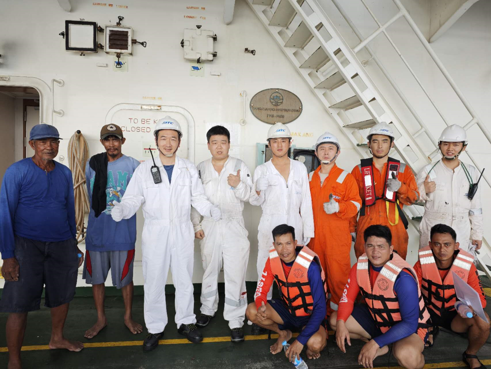 “海丰卡加延”轮在菲律宾海域成功营救2名菲律宾籍遇险渔民2.png