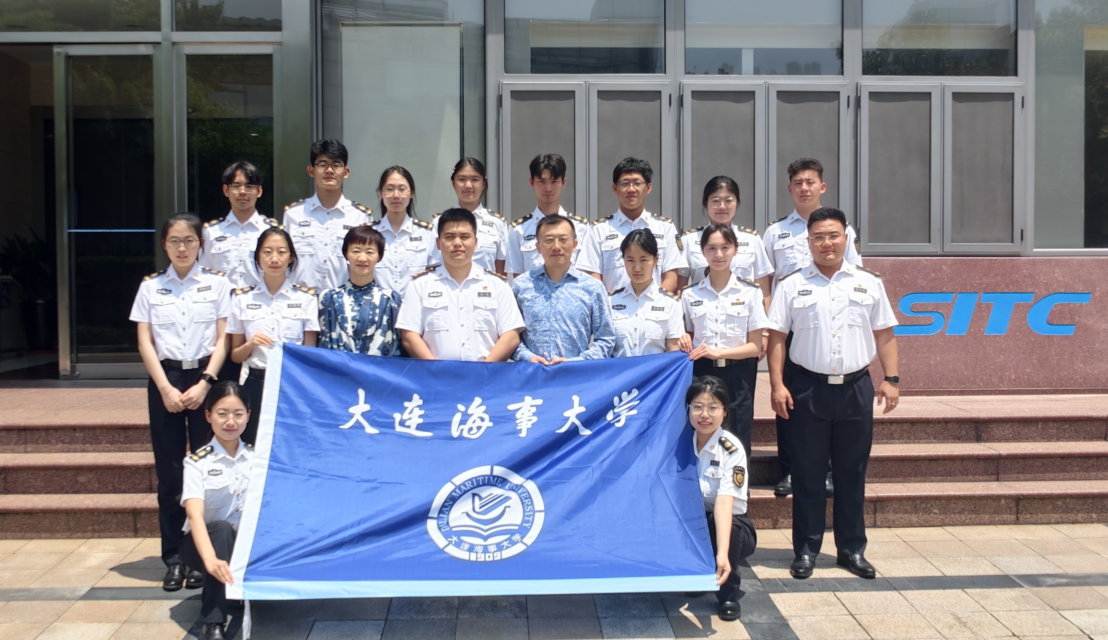 大连海事大学暑期就业实践团队来访海丰国际.jpg 大连海事大学暑期就业实践团队来访海丰国际.jpg